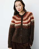 Alekio Cardigan jacquard nordique — Grace & Mila — Chocolat — porté, de face 2 | Appart 17 Bruxelles
