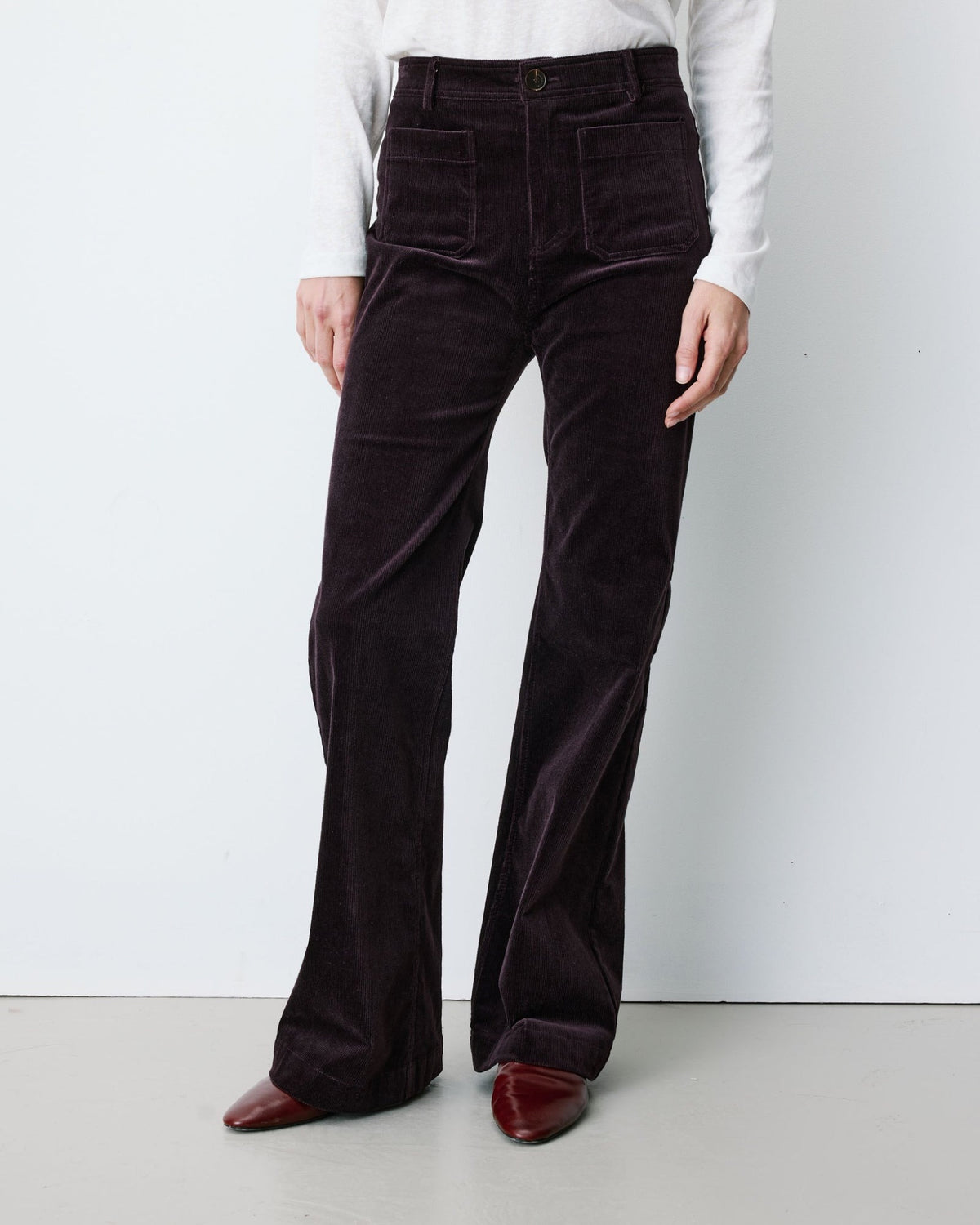 Alban Pantalon droit en velours côtelé — Grace & Mila — Aubergine — porté, de face 2 | Appart 17 Bruxelles