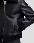 AVIATOR Blouson aviateur homme effet cuir, col chemise en sherpa — Lee — Black — détail poche passepoilée, zip, poignet et bas en sherpa 5 | Appart 17 Bruxelles