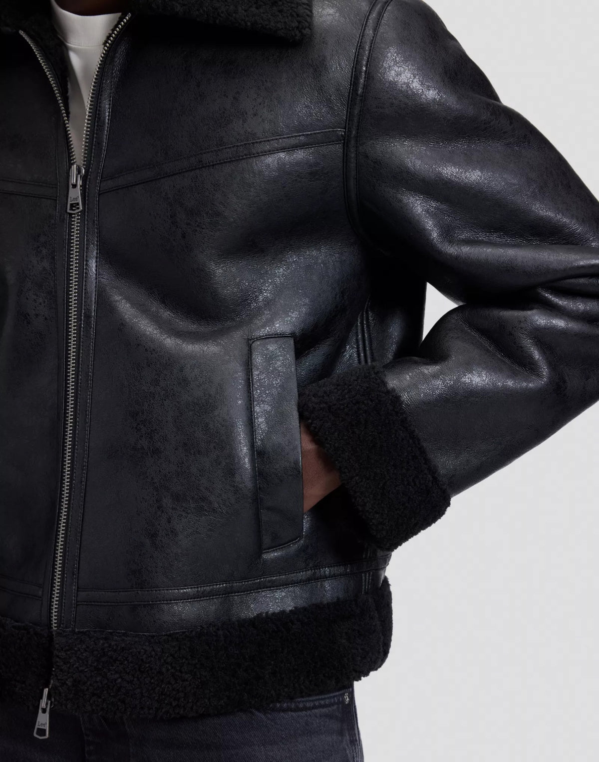 AVIATOR Blouson aviateur homme effet cuir, col chemise en sherpa — Lee — Black — détail poche passepoilée, zip, poignet et bas en sherpa 5 | Appart 17 Bruxelles