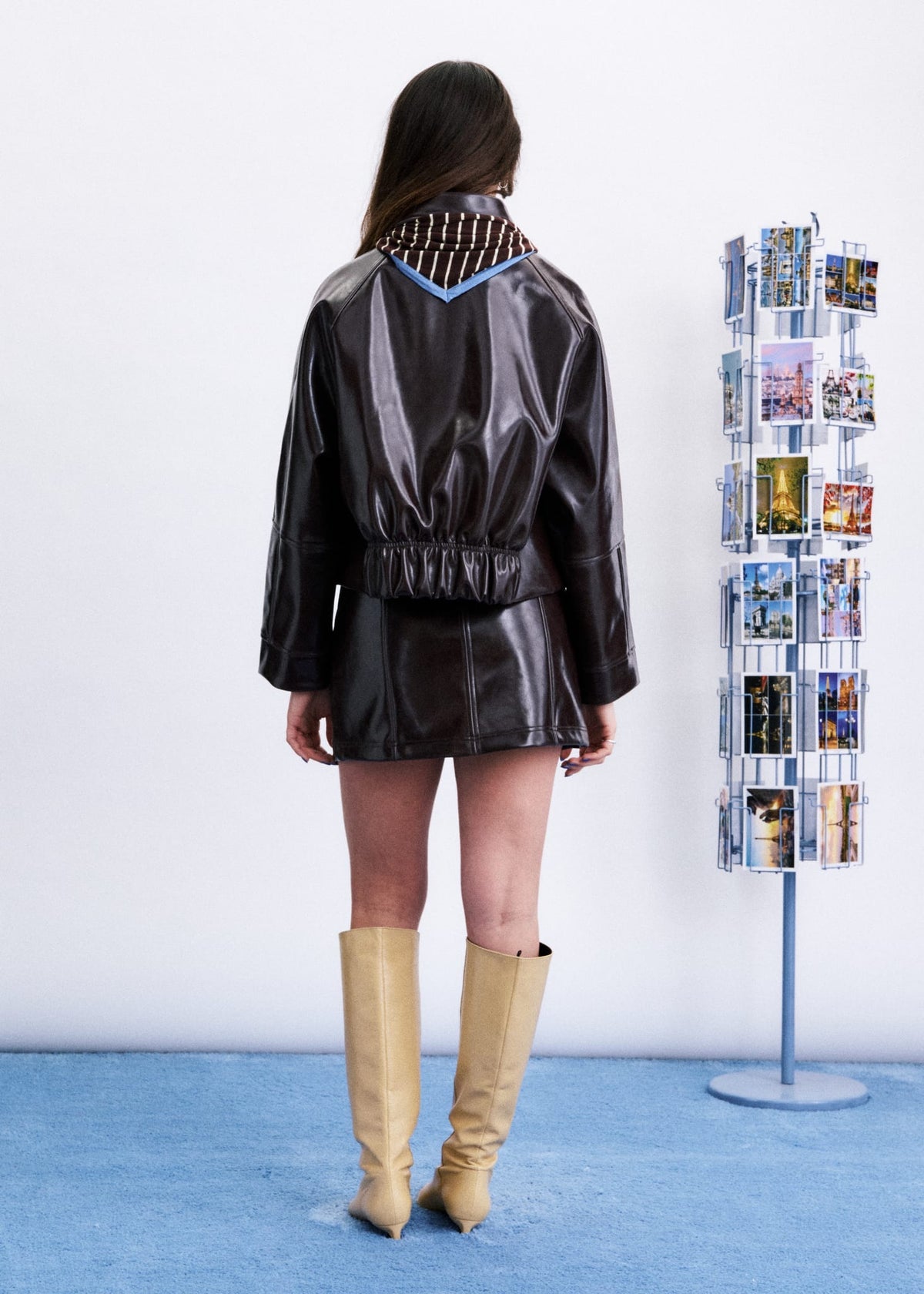 PLAKA Blouson court en simili cuir, col chemise — FRNCH — Chocolat — porté, vue de dos 2 | Appart 17 Bruxelles