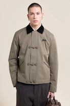 Flotte CARNOT Veste imperméable à brandebourgs — Flotte — Kaki — porté, buste 4 | Appart 17 Bruxelles