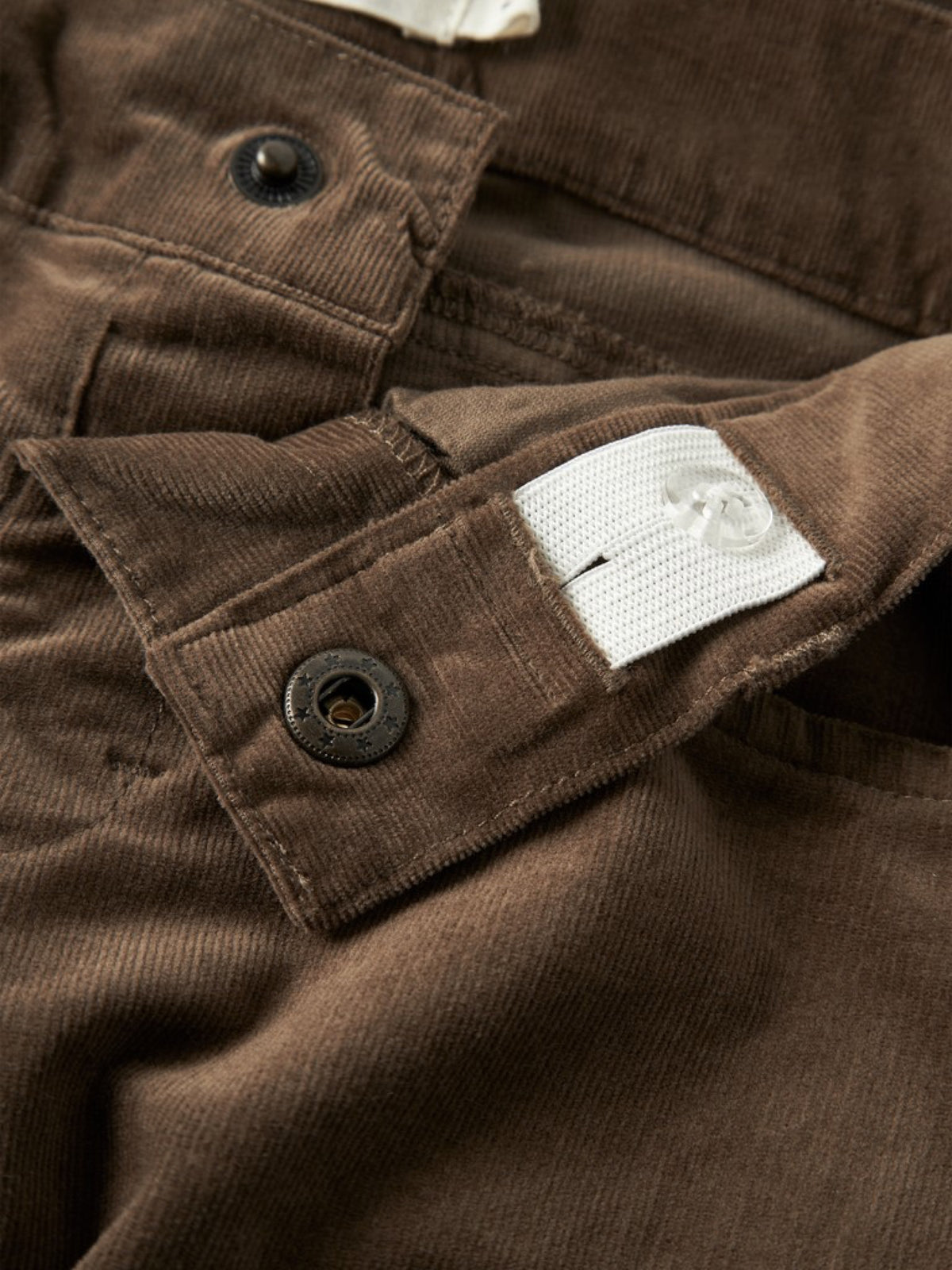 NMMRYANSOMBA Pantalon en velours côtelé garçon — Lil' Atelier — Teak — autre vue 4 | Appart 17 Bruxelles