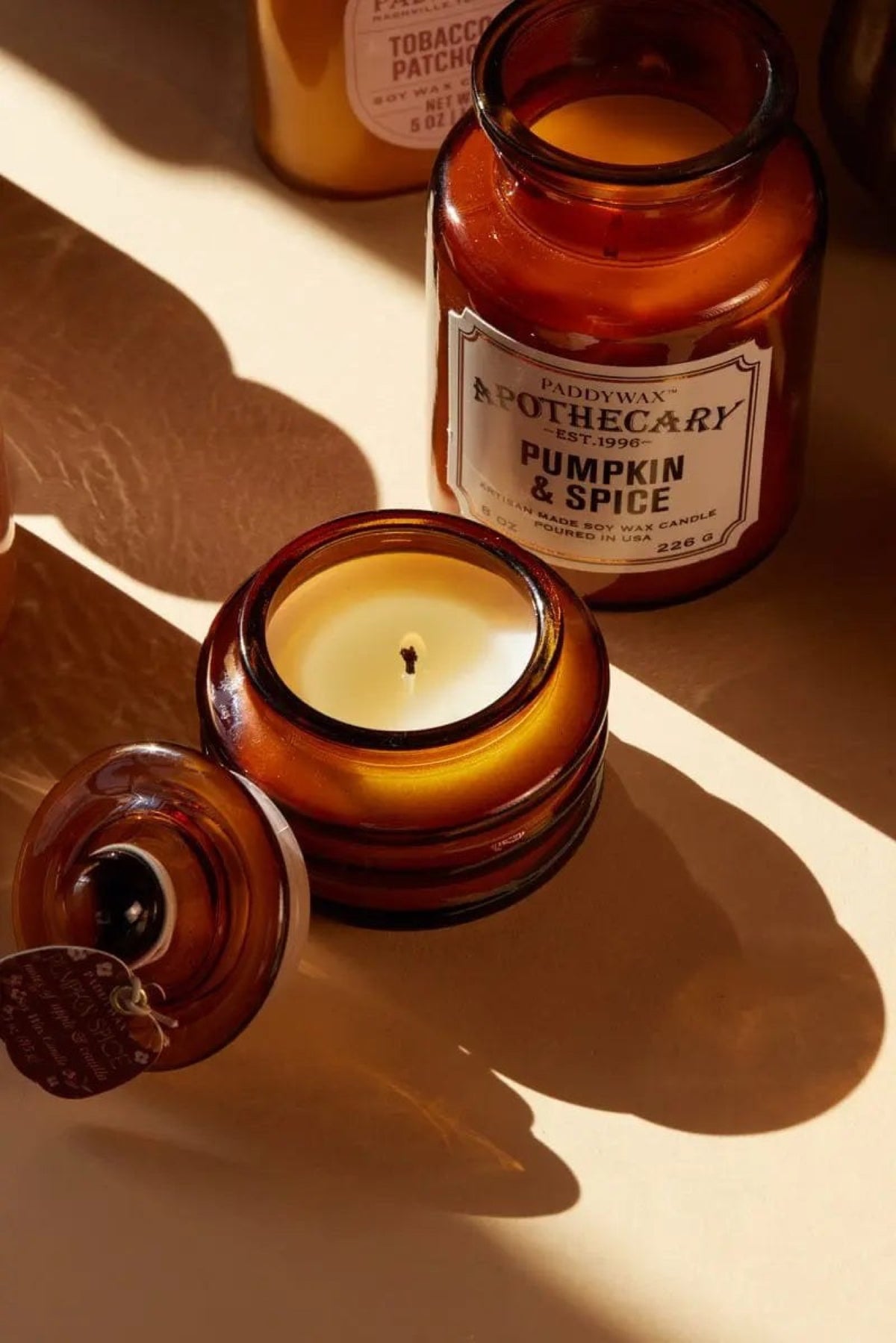 Paddywax Beam Bougie parfumée en verre orange ambré 85 g — Paddywax — Pumpkin Spice — en situation 4 | Appart 17 Bruxelles