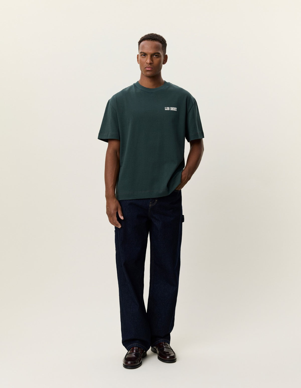 Woods Heavyweight T-shirt épais imprimé forêt — Les Deux — Darkest Spruce Green — porté, en pied 4 | Appart 17 Bruxelles