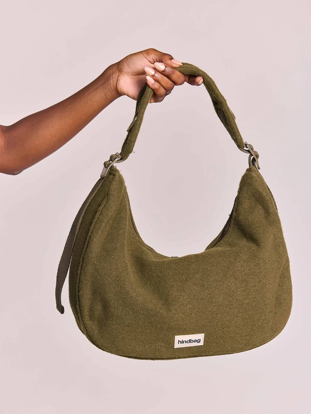 Hindbag Bianca Sac hobo porté épaule, velours ou effet laine — Hindbag — Effet laine khaki — porté 2 | Appart 17 Bruxelles