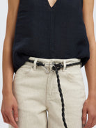 SLFTAIA Ceinture cordelière en cuir tressé à nouer — Selected Femme — Black — porté, détail à la taille 2 | Appart 17 Bruxelles
