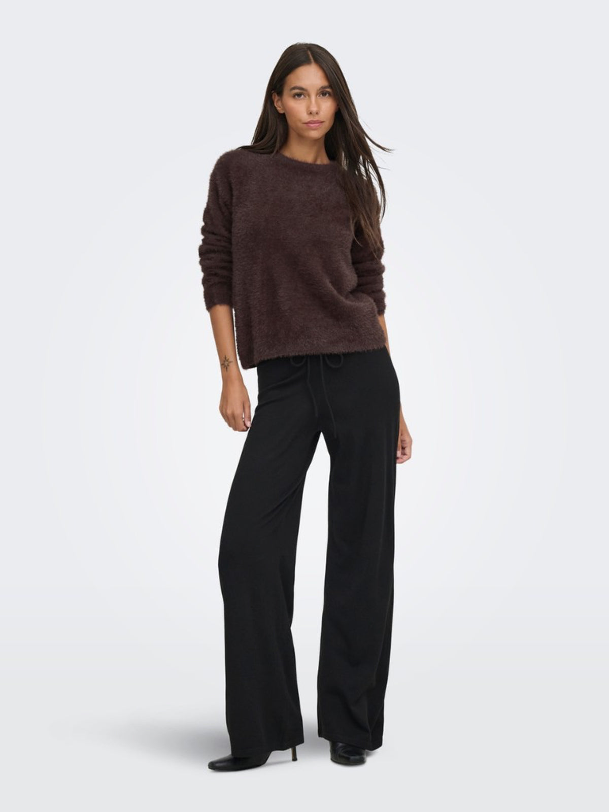 JDYJAYLA Pull col rond en maille plume — JDY — Coffee Bean — porté 2 | Appart 17 Bruxelles