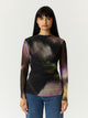 YASSHAMA Top en mesh imprimé all-over, col rond — YAS — Black AOP — porté | Appart 17 Bruxelles