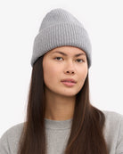 Colorful Standard Merino Wool Hat Bonnet côtelé à large revers laine mérinos — Colorful Standard — Heather Grey — porté, vue de face | Appart 17 Bruxelles