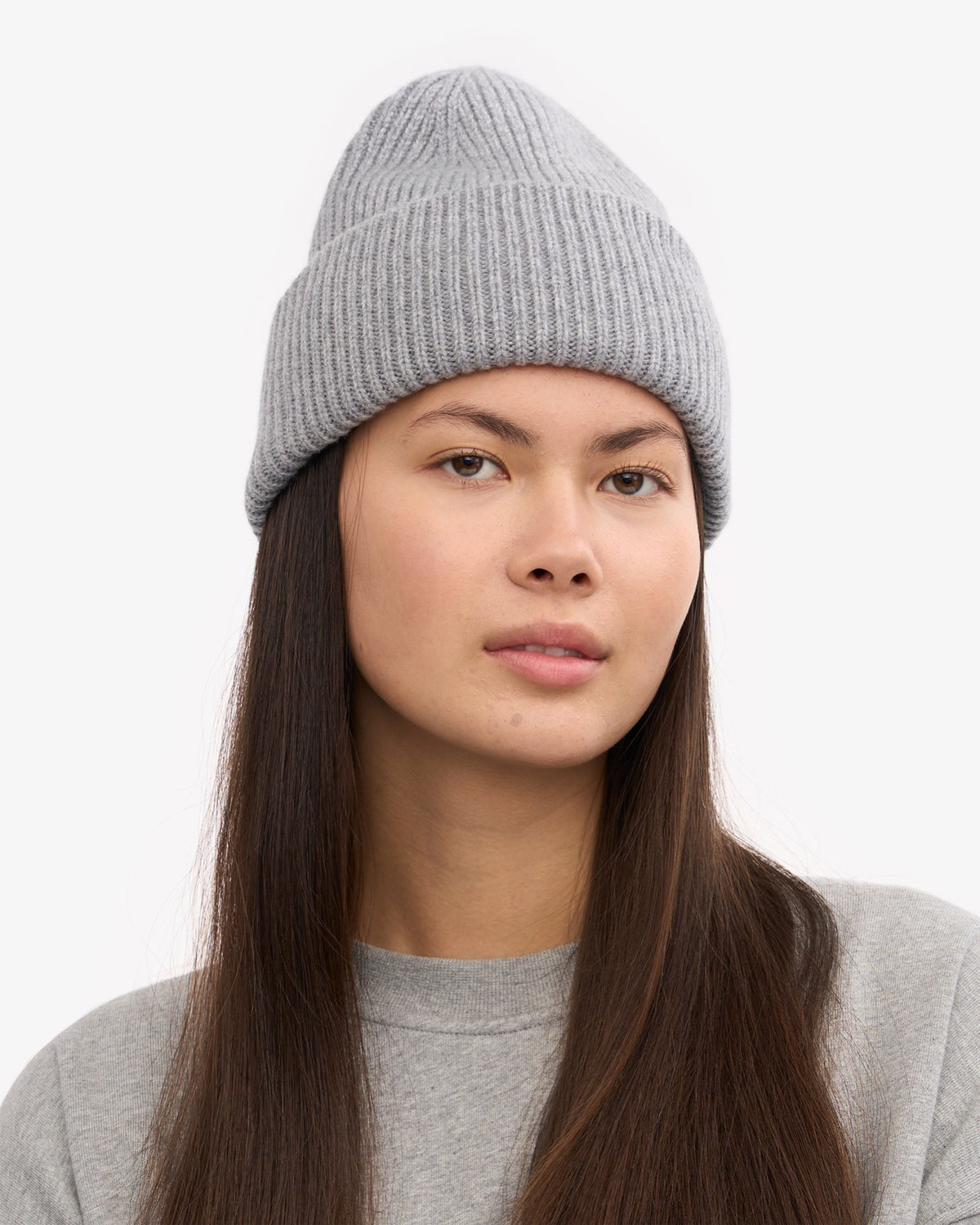 Colorful Standard Merino Wool Hat Bonnet côtelé à large revers laine mérinos — Colorful Standard — Heather Grey — porté, vue de face | Appart 17 Bruxelles