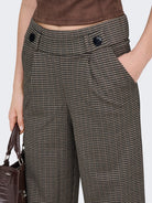 JDYGEGGO Pantalon large à carreaux taille haute — JDY — Cobblestone MINI CHECK — porté 5 | Appart 17 Bruxelles