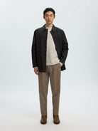 Selected Homme SLM220 LOOSE LOU Pantalon ample en laine — Selected Homme — Delicioso — porté avec veste 3 | Appart 17 Bruxelles