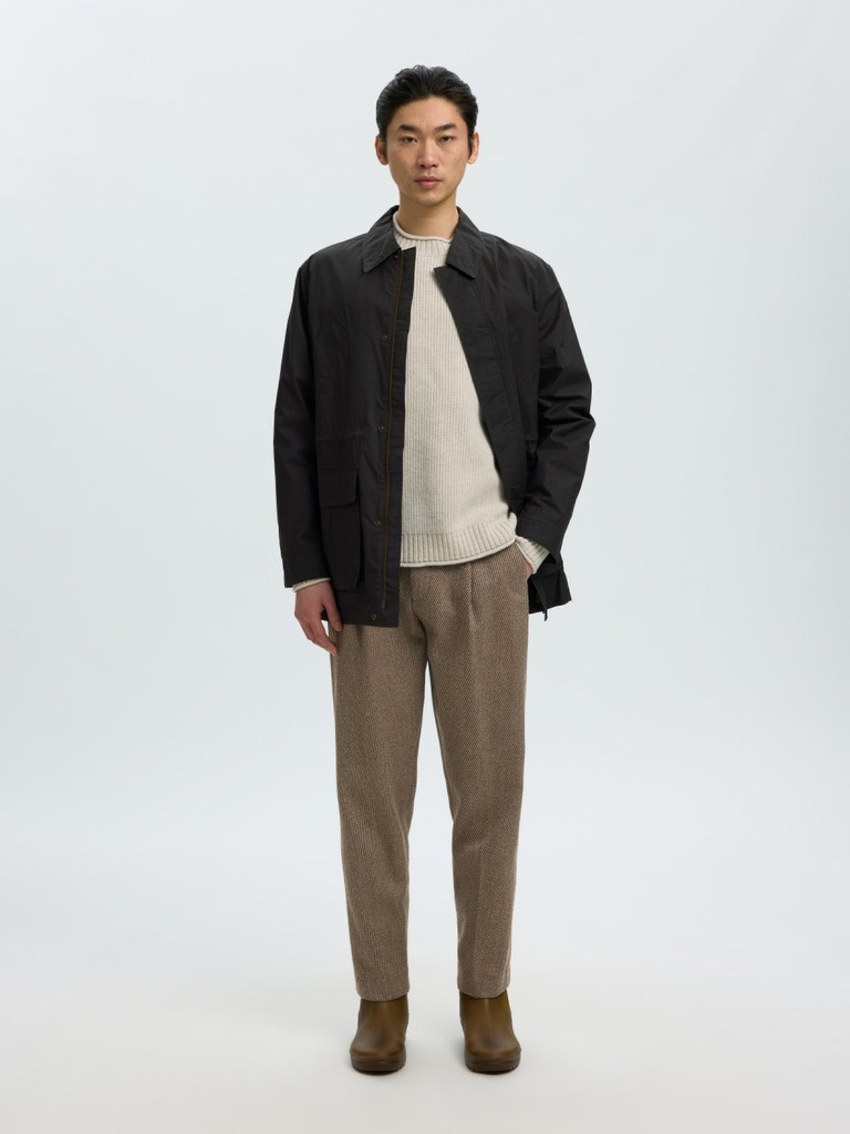 Selected Homme SLM220 LOOSE LOU Pantalon ample en laine — Selected Homme — Delicioso — porté avec veste 3 | Appart 17 Bruxelles
