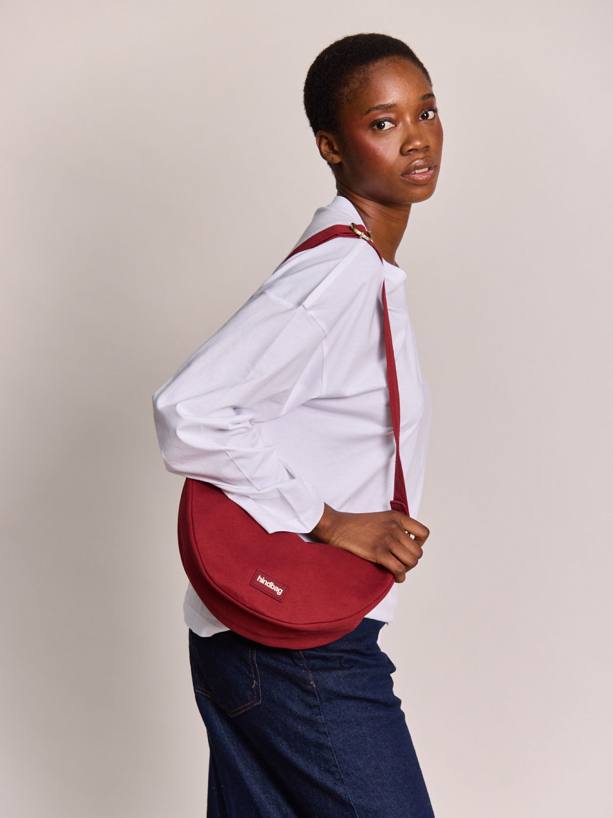 Hindbag Andrea Sac banane demi-lune en coton bio — Hindbag — Bordeaux — porté | Appart 17 Bruxelles