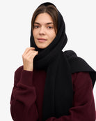 Colorful Standard Merino Wool Scarf Écharpe laine mérinos recyclée — Colorful Standard — Deep Black — porté, vue de dos 4 | Appart 17 Bruxelles