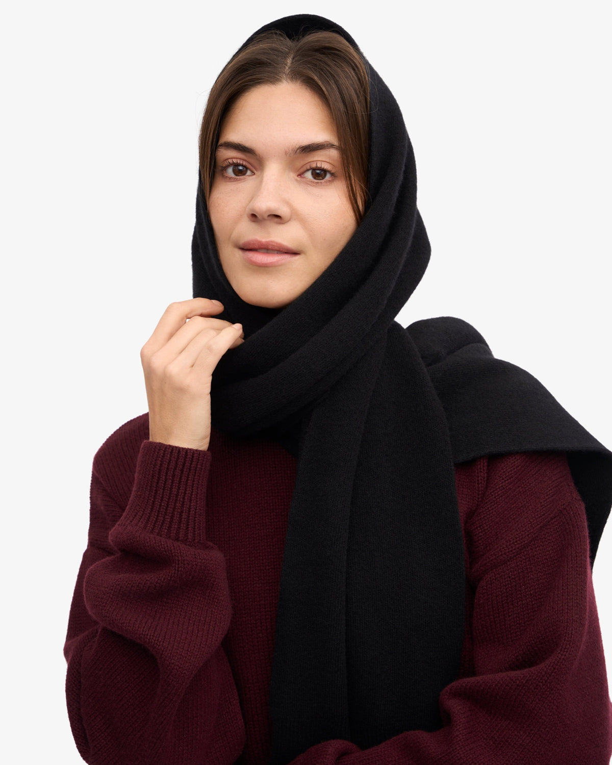Colorful Standard Merino Wool Scarf Écharpe laine mérinos recyclée — Colorful Standard — Deep Black — porté, vue de dos 4 | Appart 17 Bruxelles
