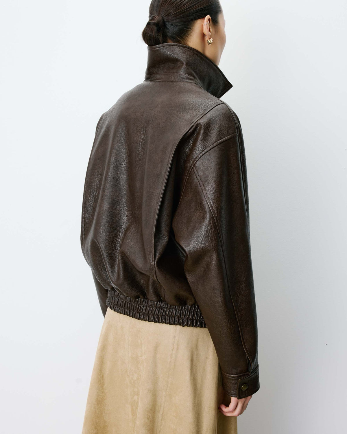 Axel Blouson oversize en simili-cuir — Grace & Mila — Chocolat — porté, détail du dos 5 | Appart 17 Bruxelles