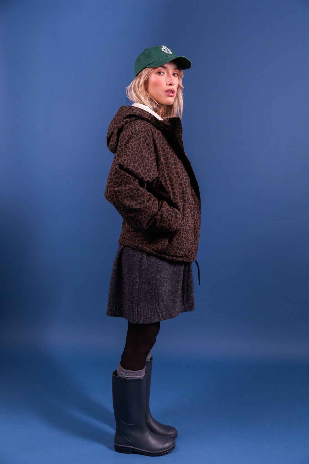 GUZMANIA Parka — Laure plus Max — Léopard — porté, de profil 5 | Appart 17 Bruxelles