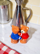 Salière et poivrière oursons Teddy en céramique — DOIY — Caramel — en situation | Appart 17 Bruxelles
