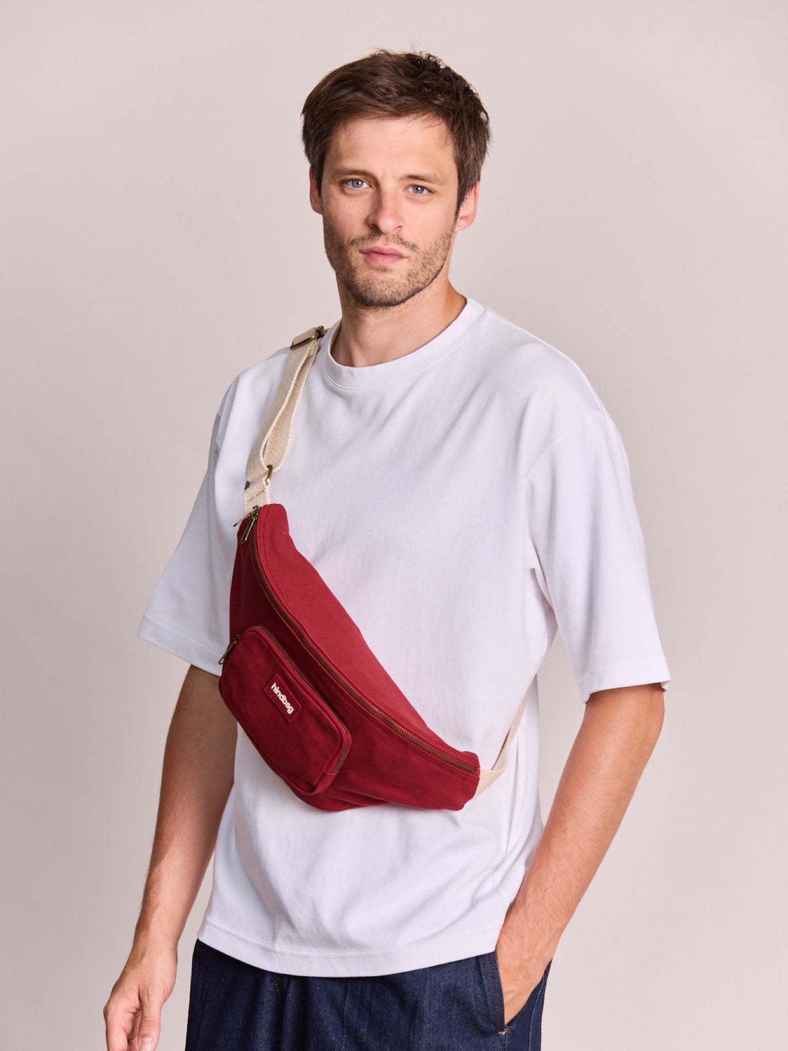 Hindbag Sofia Sac banane XL en coton bio, 2 poches zippées — Hindbag — Bordeaux — porté | Appart 17 Bruxelles