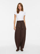 VIJEMMA Pantalon barrel taille haute en coton — VILA — Coffee Bean — porté 2 | Appart 17 Bruxelles