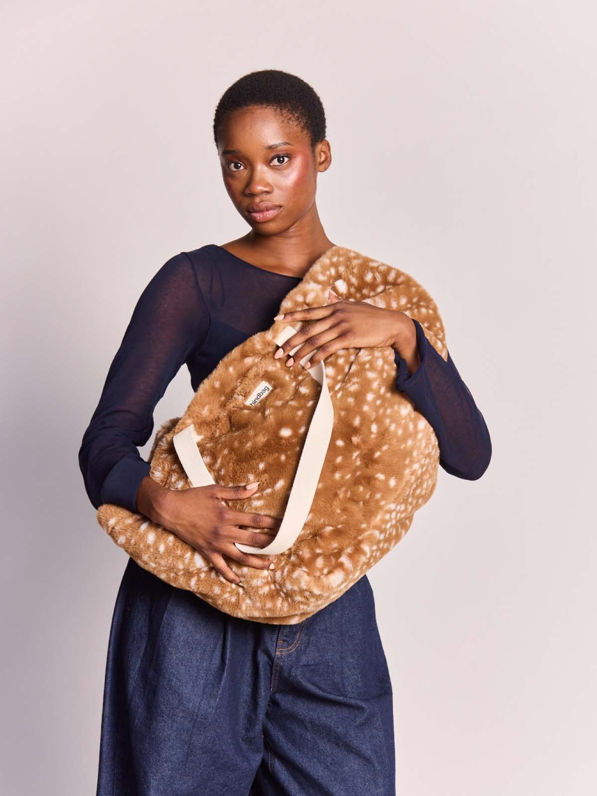 Hindbag Claude Grand cabas en fausse fourrure — Hindbag — Fausse fourrure faon — porté 2 2 | Appart 17 Bruxelles