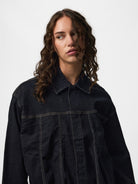 PCVALA Veste bomber en jean plissée à fines rayures — Pieces — Dark Blue Denim — porté, plan rapproché 6 | Appart 17 Bruxelles