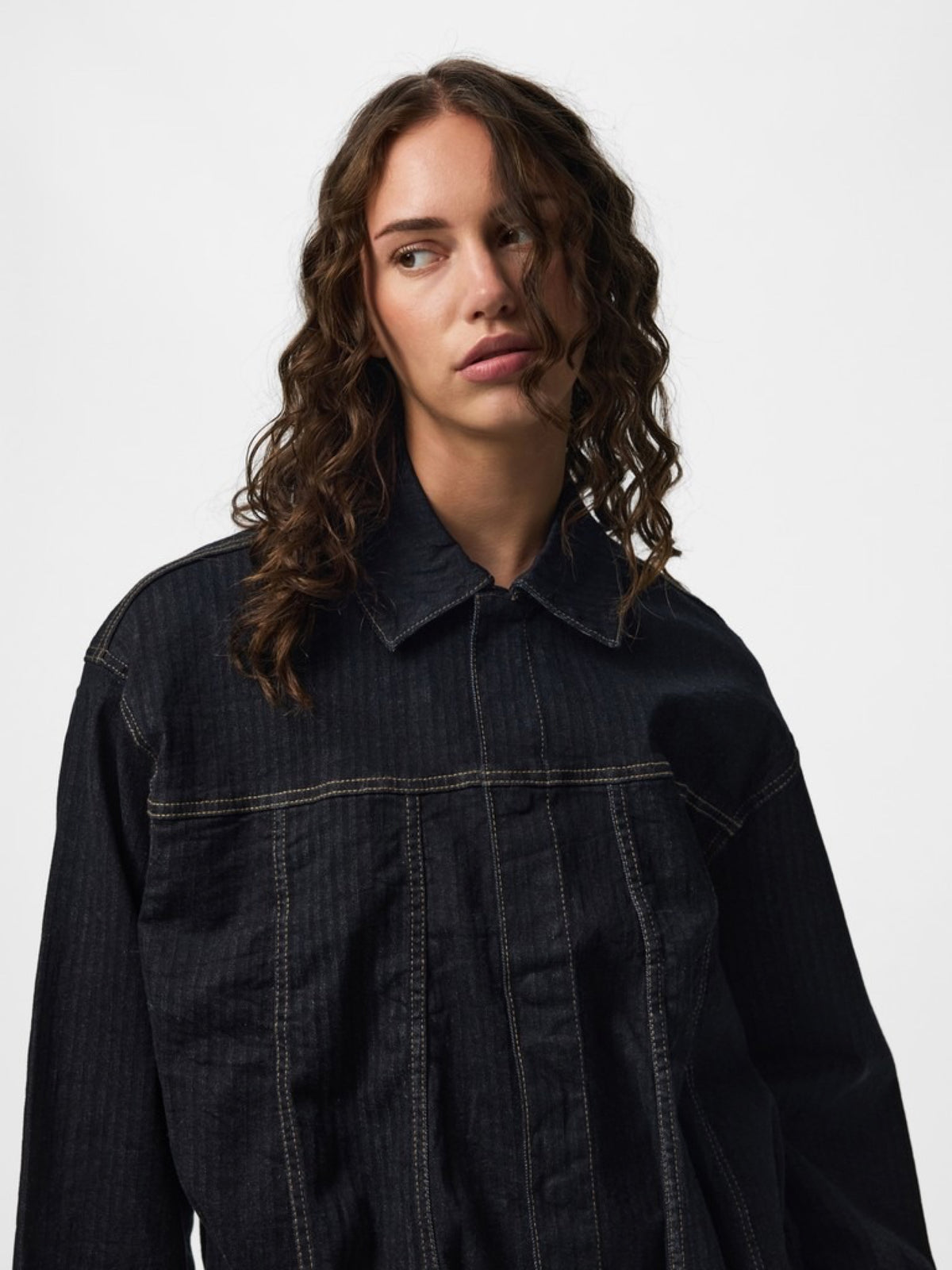 PCVALA Veste bomber en jean plissée à fines rayures — Pieces — Dark Blue Denim — porté, plan rapproché 6 | Appart 17 Bruxelles