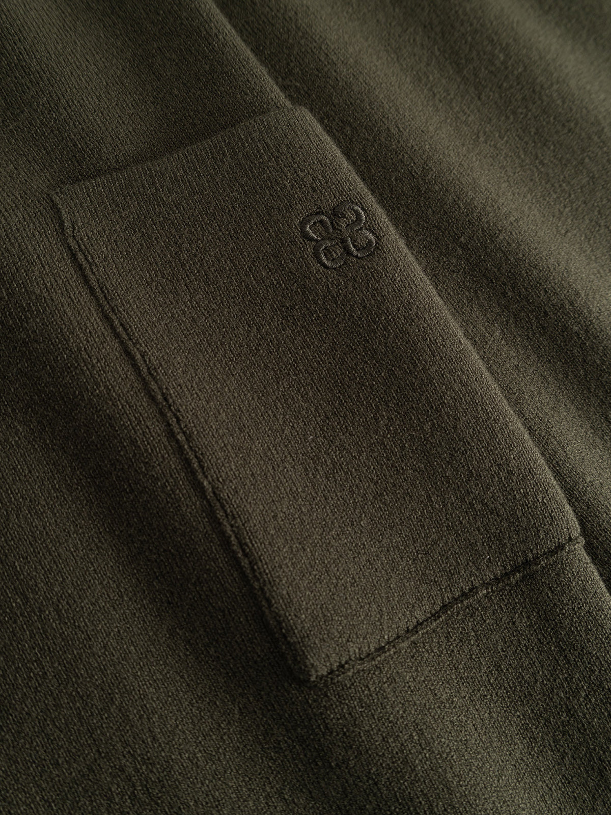 GABadriel Pull col rond en maille Lume, poche manche — Gabba — Forest Night — détail de la poche manche 4 | Appart 17 Bruxelles
