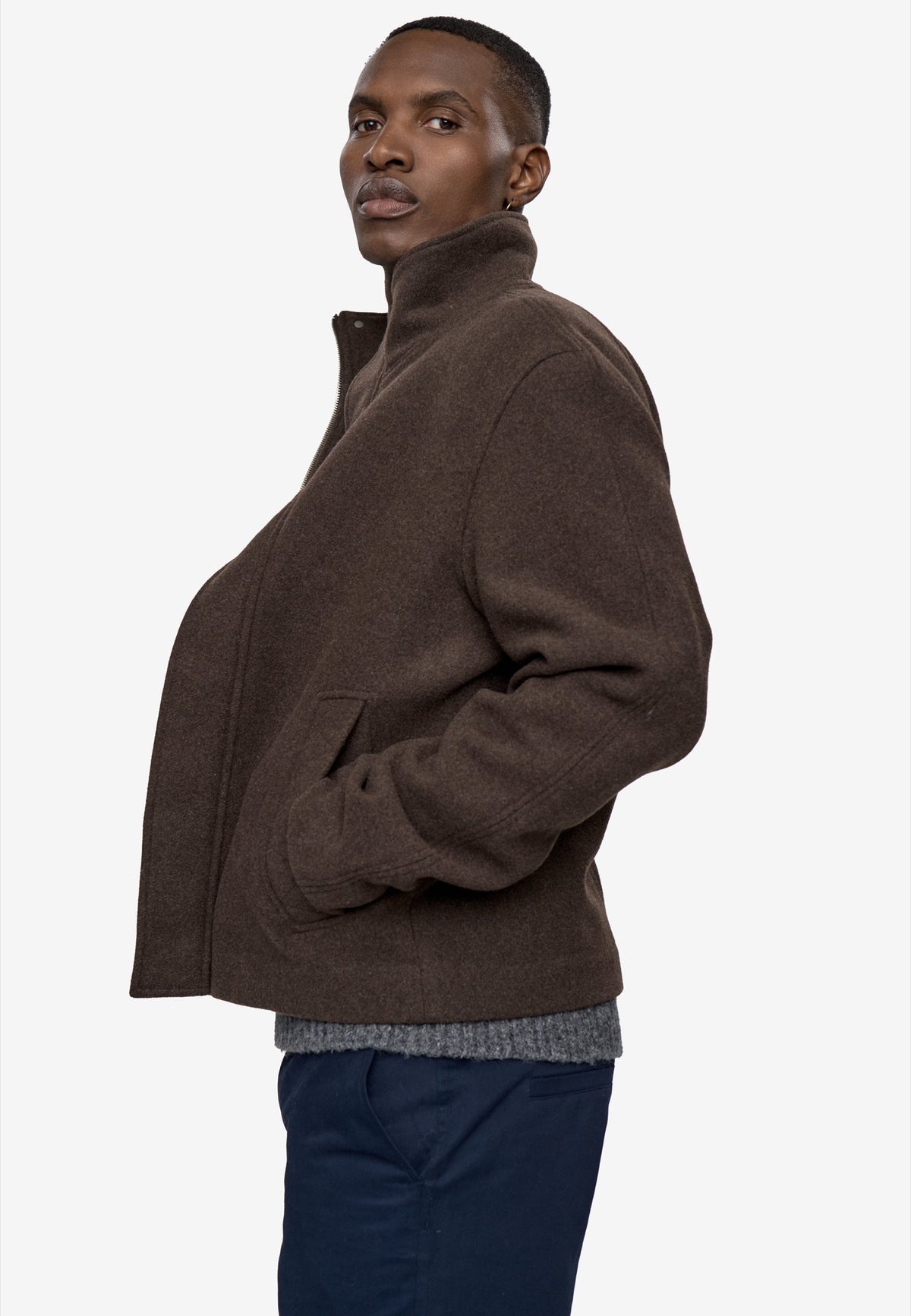 TRENTON Blouson court en lainage 50 % laine, col montant — Minimum — Turkish Coffee — porté 7 | Appart 17 Bruxelles