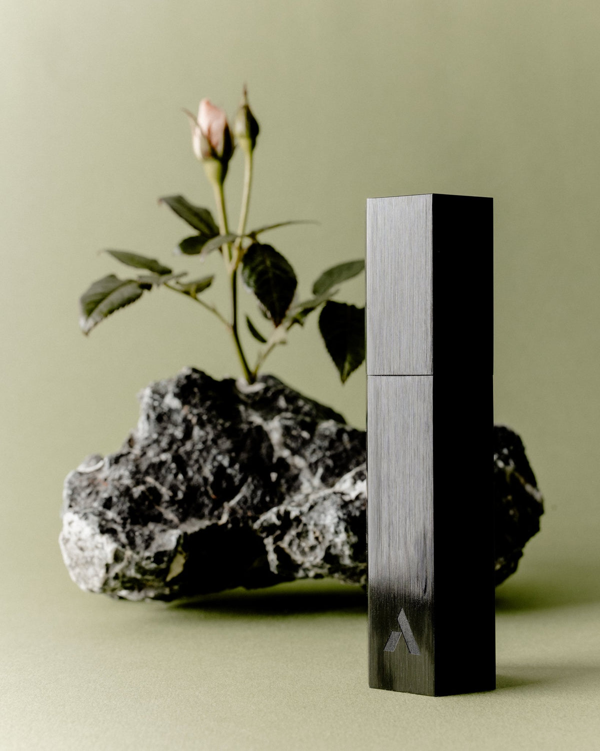 Ascent Starter Pack Étui rechargeable en aluminium + extrait de parfum 20 ml — Ascent — Green — en situation | Appart 17 Bruxelles