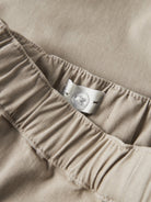 NMMRADOLFI Pantalon en sergé de coton bio garçon — name it — Island Fossil — détail de la taille élastiquée 5 | Appart 17 Bruxelles