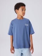 NKMBLEZE T-shirt oversize imprimé dos garçon — name it — Vintage Indigo — porté 6 | Appart 17 Bruxelles