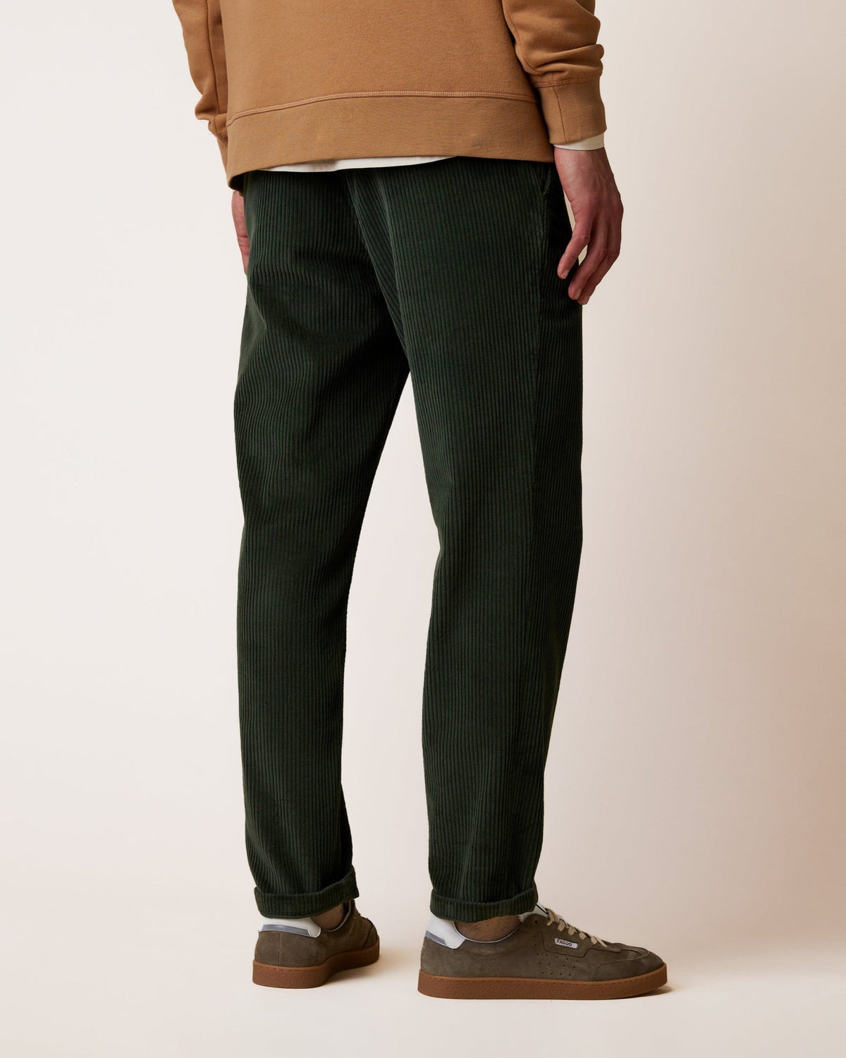 DREUILLE Pantalon en velours côtelé, taille élastique — FAGUO — Vert foncé — porté 5 | Appart 17 Bruxelles