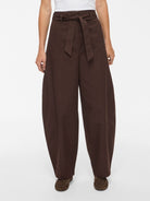 VIJEMMA Pantalon barrel taille haute en coton — VILA — Coffee Bean — porté | Appart 17 Bruxelles
