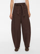 VIJEMMA Pantalon barrel taille haute en coton — VILA — Coffee Bean — porté | Appart 17 Bruxelles