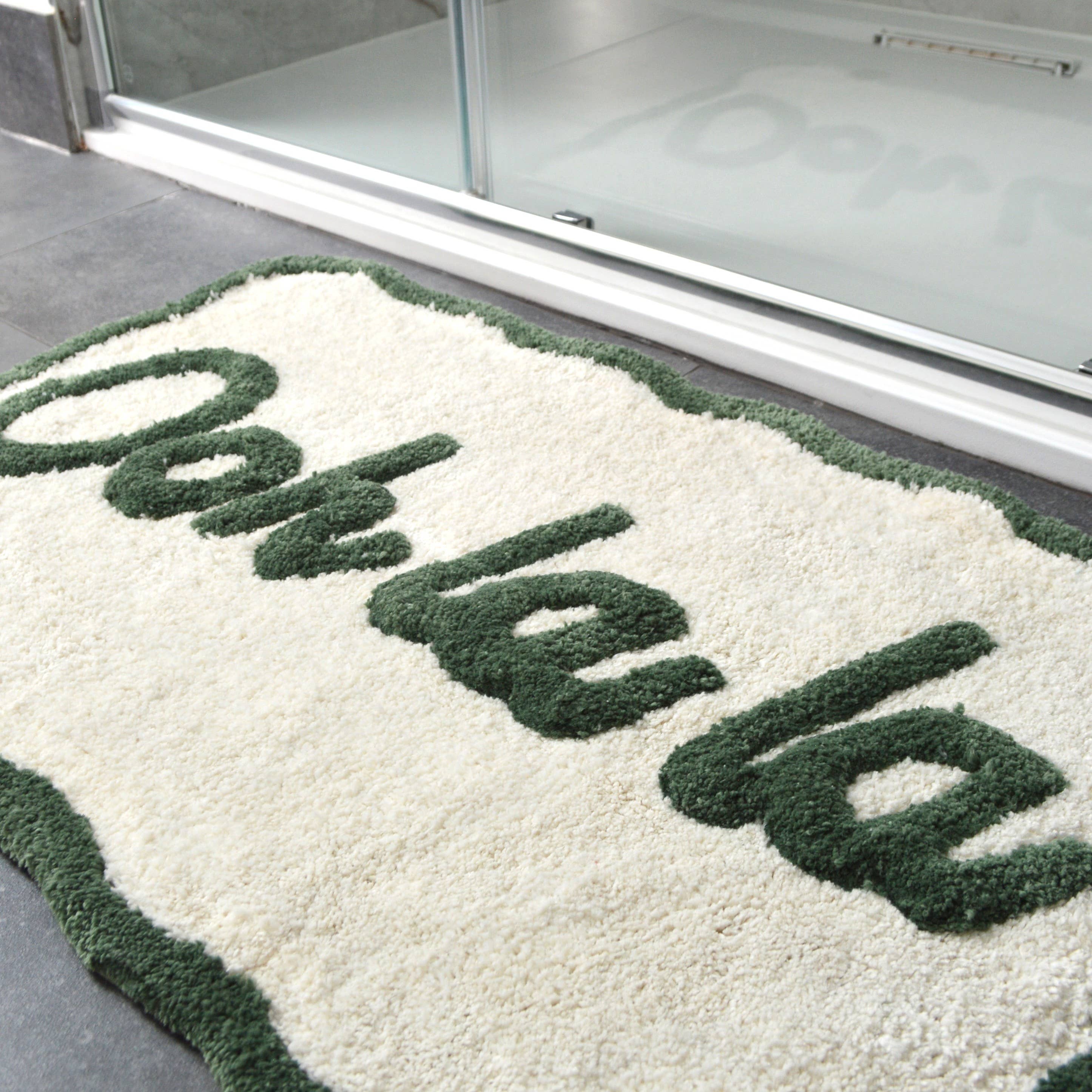 Tapis de bain « Ooh La La » festonné — Rose & rouge — vue 4, Rose & rouge | Appart 17