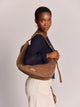 Hindbag Bianca Sac hobo porté épaule, velours ou effet laine — Hindbag — Velours macchiato — porté | Appart 17 Bruxelles