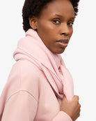 Colorful Standard Merino Wool Scarf Écharpe laine mérinos recyclée — Colorful Standard — Faded Pink — porté, vue de dos 3 | Appart 17 Bruxelles