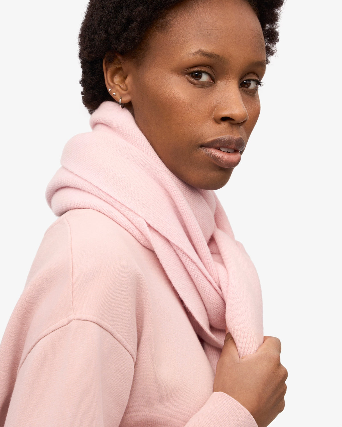 Colorful Standard Merino Wool Scarf Écharpe laine mérinos recyclée — Colorful Standard — Faded Pink — porté, vue de dos 3 | Appart 17 Bruxelles