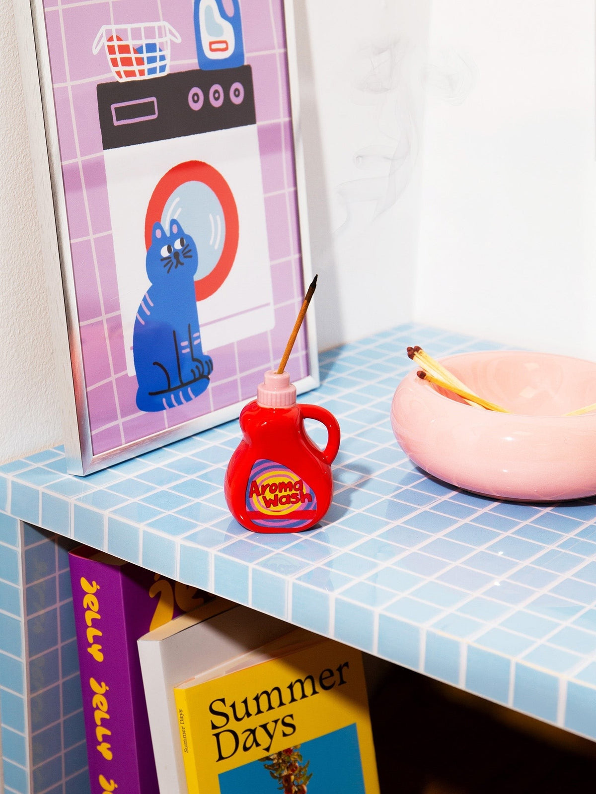 Porte-encens bidon de lessive Freshup en céramique — DOIY — Rouge — en situation | Appart 17 Bruxelles