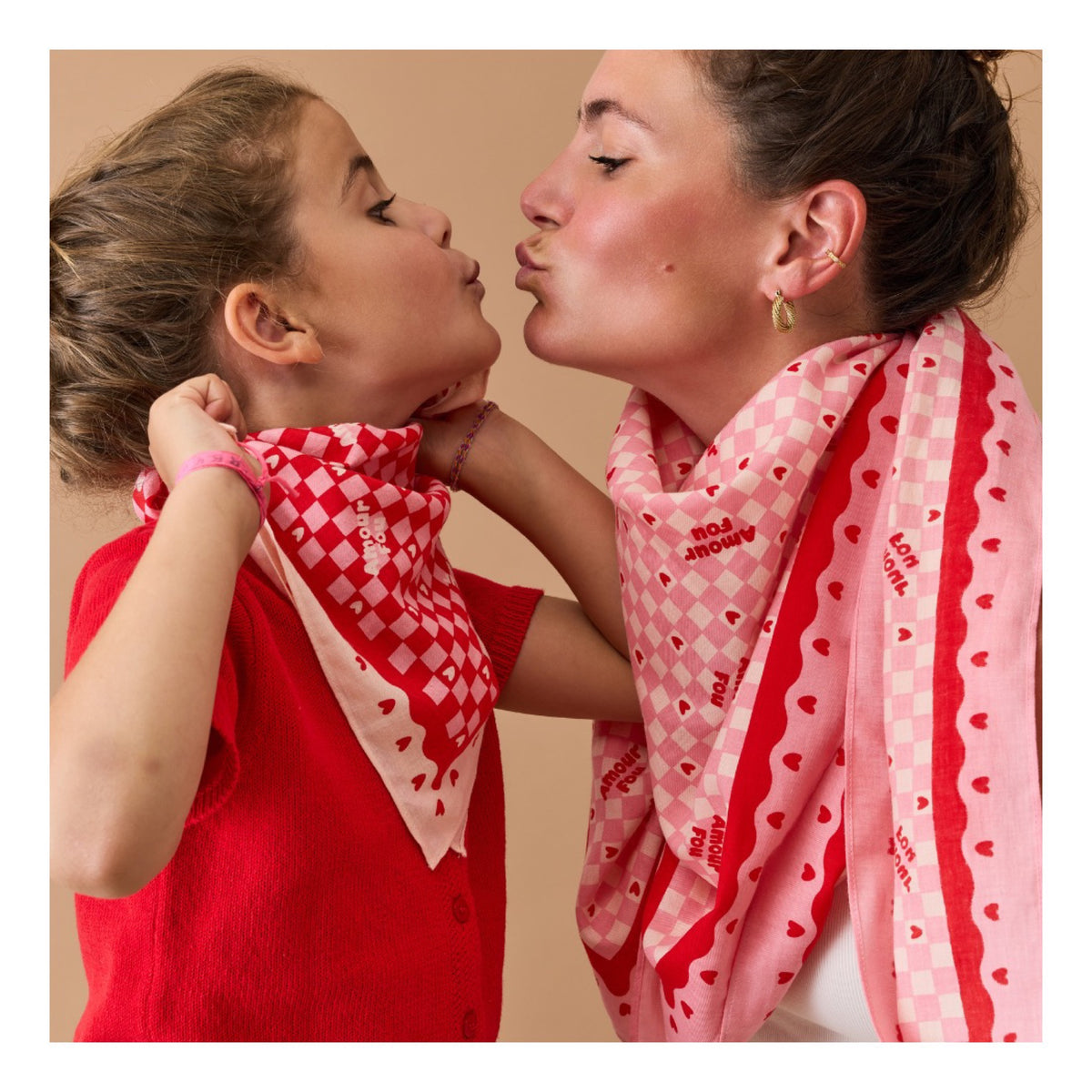 Foulard enfant 55 cm × Cha Cha Pop — Atelier Wagram — Amour fou beige et rouge — autre vue 4 | Appart 17 Bruxelles