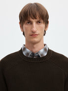 SLMPIM Pull col rond en maille côtelée à manches raglan — Selected Homme — Delicioso — détail du col, porté 6 | Appart 17 Bruxelles