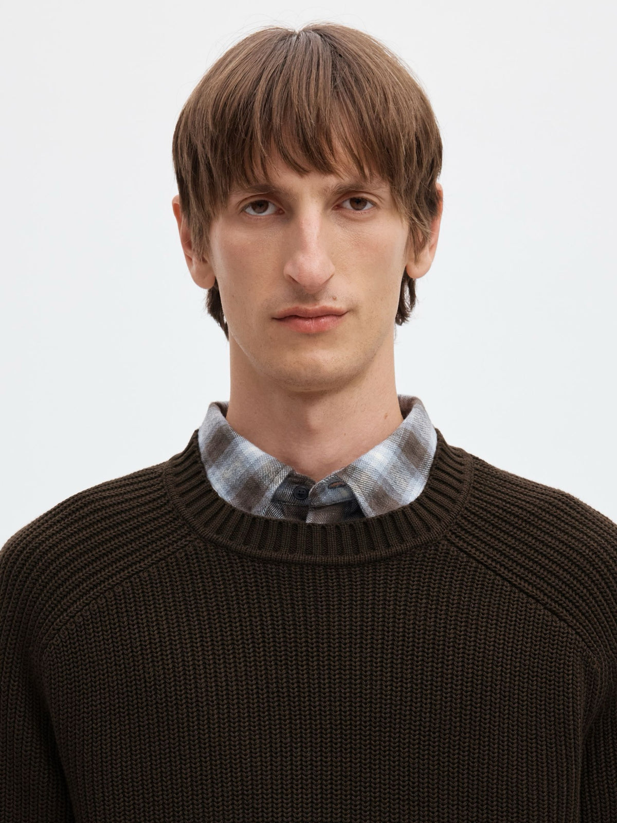 SLMPIM Pull col rond en maille côtelée à manches raglan — Selected Homme — Delicioso — détail du col, porté 6 | Appart 17 Bruxelles