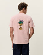 Flower Trophy T-shirt imprimé coupe fleurie — Les Deux — Misty Rose Pink — porté, de dos 2 | Appart 17 Bruxelles