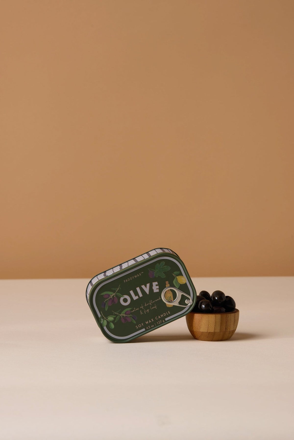 Paddywax Bistro Olive Bougie parfumée boîte métal 127 g, 2 mèches — Paddywax — Fig & Olive — en situation 5 | Appart 17 Bruxelles
