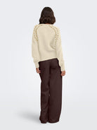 JDYZOEY ELLA Cardigan en maille à surpiqûres contrastées — JDY — Oatmeal — porté, vue de dos 5 | Appart 17 Bruxelles