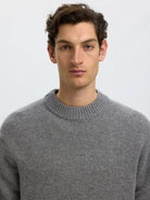 CALLE Pull laine & cachemire — Selected Homme — Medium Grey Melange — détail du col et de la maille | Appart 17 Bruxelles