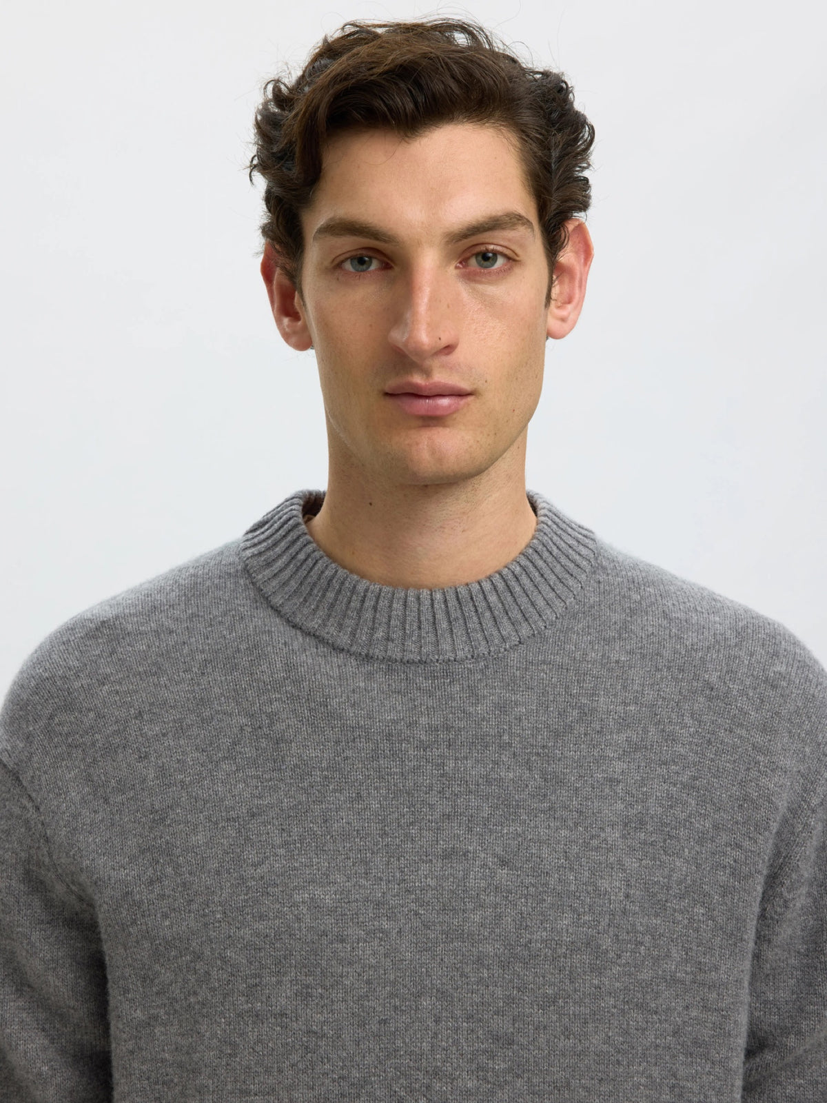 CALLE Pull laine & cachemire — Selected Homme — Medium Grey Melange — détail du col et de la maille | Appart 17 Bruxelles